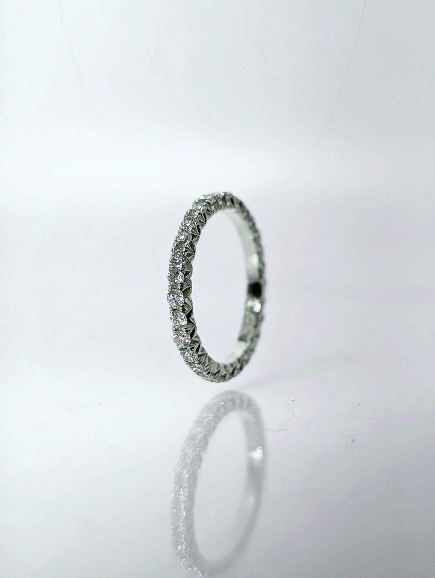 Eternity Diamantes · Anillo con gravado lateral · Oro blanco 18k