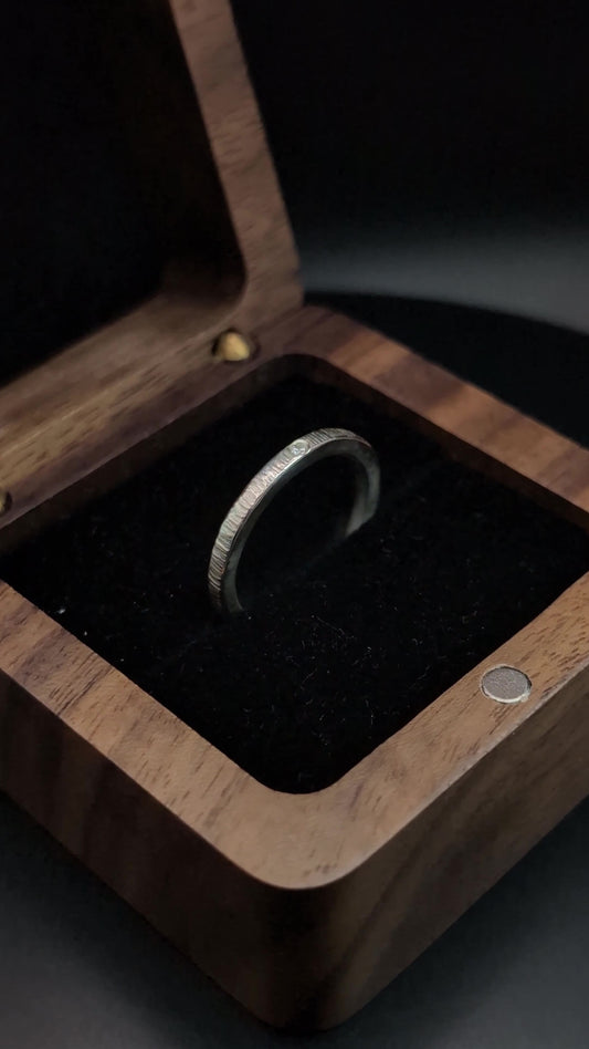 Anillo Martelé Lineal · Plata de Ley 925 · 2 mm