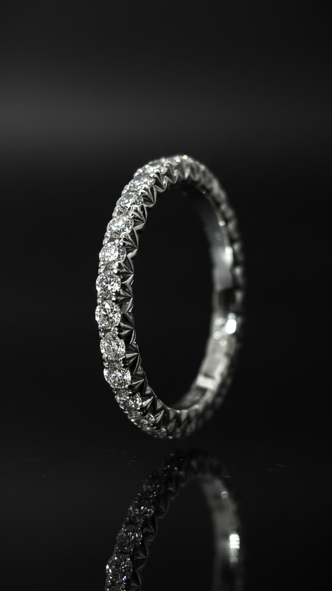 Eternity Diamantes · Anillo con gravado lateral · Oro blanco 18k