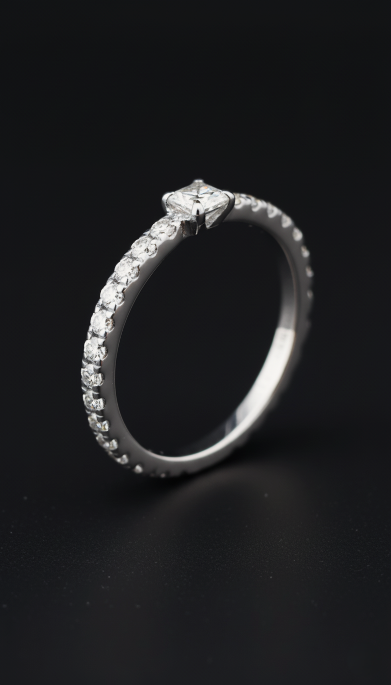 Eternity Princesa · Anillo con moissanita central · Plata 925Ge