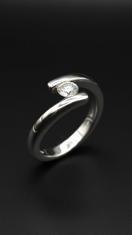Solitario en Tensión · Anillo con circonita · Plata 925Ge
